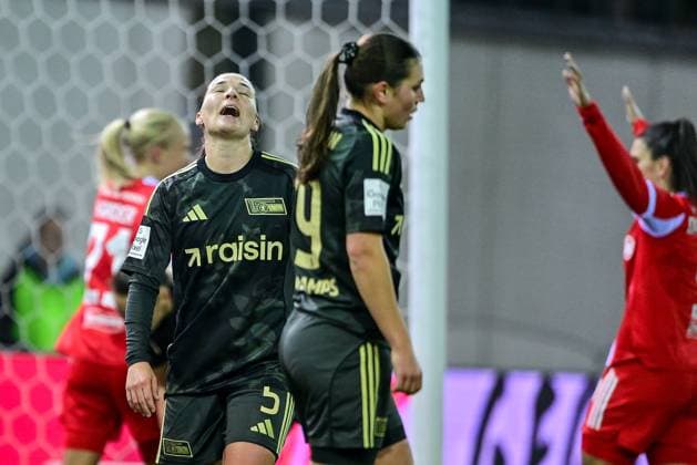 v.li.: Katja Orschmann (Union Berlin, 5) und Leona Seifert (Union Berlin, 18) enttaeuscht schauend, Enttaeuschung, Frustration, disappointed, pessimistisch, im Hintergrund bejubeln Pernille HARDER (FC Bayern Muenchen, FCB, 21) und Jovana DAMNJANOVIC (FC Bayern Muenchen, FCB, 9) das Tor zum 2:0 durch Pernille HARDER (FC Bayern Muenchen, FCB, 21), 07.11.2025, München (Deutschland), Fussball, Google Pixel Frauen-Bundesliga, FC Bayern München - 1. FC Union Berlin, DFB DFL REGULATIONS PROHIBIT ANY USE OF PHOTOGRAPHS AS IMAGE SEQUENCES AND OR QUASI-VIDEO.