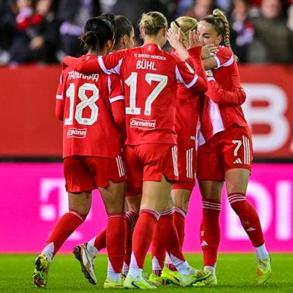 Spielerinnen des FC Bayern mit Torjubel, Jubel, Torjubel, Torerfolg, celebrate the goal, goal, celebration, Jubel ueber das Tor zum 2:0 durch Pernille HARDER (FC Bayern Muenchen, FCB, 21) (2.v.re.), optimistisch, Action, Aktion, 07.11.2025, München (Deutschland), Fussball, Google Pixel Frauen-Bundesliga, FC Bayern München - 1. FC Union Berlin, DFB DFL REGULATIONS PROHIBIT ANY USE OF PHOTOGRAPHS AS IMAGE SEQUENCES AND OR QUASI-VIDEO.