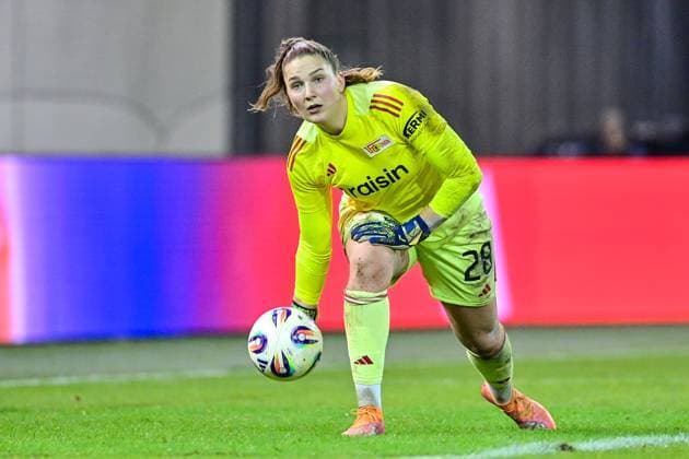 Nadine Boehi (Torwart, Union Berlin, 28) am Ball, Freisteller, Einzelbild, Aktion, Action, 07.11.2025, München (Deutschland), Fussball, Google Pixel Frauen-Bundesliga, FC Bayern München - 1. FC Union Berlin, DFB DFL REGULATIONS PROHIBIT ANY USE OF PHOTOGRAPHS AS IMAGE SEQUENCES AND OR QUASI-VIDEO.