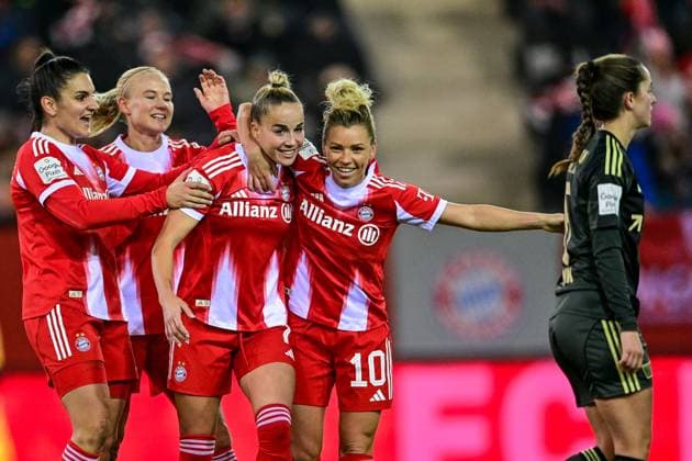 v.li.: Jovana DAMNJANOVIC (FC Bayern Muenchen, FCB, 9) Pernille HARDER (FC Bayern Muenchen, FCB, 21) Giulia GWINN (FC Bayern Muenchen, FCB, 7) Linda DALLMANN (FC Bayern Muenchen, FCB, 10) mit Torjubel, Jubel, Torjubel, Torerfolg, celebrate the goal, goal, celebration, Jubel ueber das Tor zum 3:0 durch Giulia GWINN (FC Bayern Muenchen, FCB, 7), optimistisch, Action, Aktion, Celine Frank (Union Berlin, 6) enttaeuscht schauend, Enttaeuschung, Frustration, disappointed, pessimistisch, 07.11.2025, München (Deutschland), Fussball, Google Pixel Frauen-Bundesliga, FC Bayern München - 1. FC Union Berlin, DFB DFL REGULATIONS PROHIBIT ANY USE OF PHOTOGRAPHS AS IMAGE SEQUENCES AND OR QUASI-VIDEO.