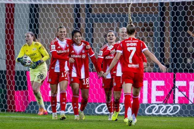 Die Muenchnerinnen - hier Klara Buehl (FC Bayern Muenchen Frauen, 17), Momoko Tanikawa (FC Bayern Muenchen Frauen, 18), Jovana Damnjanovic (FC Bayern Muenchen Frauen, 09) und Giulia Gwinn (FC Bayern Muenchen Frauen, 07) - bejubeln mit Pernille Harder (FC Bayern Muenchen Frauen, 21) deren Tor zum 2:0 GER, FC Bayern Muenchen Frauen vs. 1. FC Union Berlin, Fussball, Google Pixel Frauen-Bundesliga, 10. Spieltag, Saison 2025 2026, 07.11.2025. (DFL DFB REGULATIONS PROHIBIT ANY USE OF PHOTOGRAPHS as IMAGE SEQUENCES and or QUASI-VIDEO). GER, FC Bayern Muenchen Frauen vs. 1. FC Union Berlin, Fussball, Google Pixel Frauen-Bundesliga, 10. Spieltag, Saison 2025 2026, 07.11.2025. Muenchen Copyright: xEibner-Pressefoto HeikexFeinerx EP_HFR