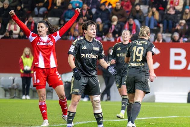 Torjubel zum 3:0, Jovana Damnjanovic 9 (FC Bayern Muenchen Frauen), enttaeuschte Tomke Schneider 2 (Union Berlin), FC Bayern Frauen Muenchen - 1. FC Union Berlin, Google Pixel Frauenbundesliga, 10. Spieltag, 07.11.25 DFB regulations prohibit any use of photographs as image sequences and or quasi-video. (kolbert-press) Muenchen Bayern Deutschland