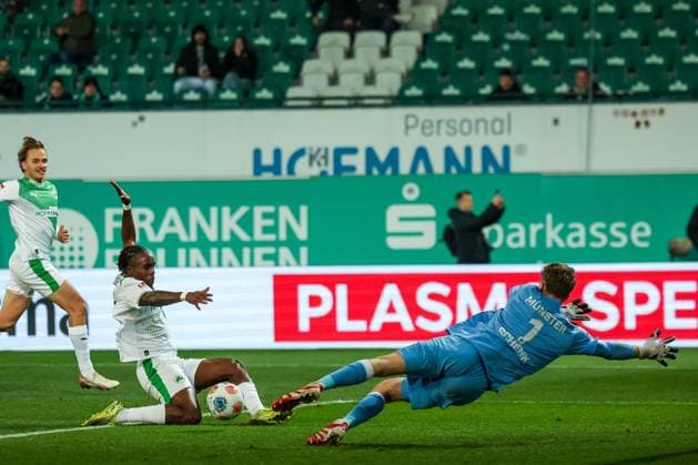 Fast die Fuehrung fuer Fuerth, aber der Treffer von Noel Futkeu 9 (Spvgg Greuther Fuerth) wurde wegen Abseits aberkannt, mit Johannes Schenk 1 (SC Preussen Muenster 06) und Mathias Olesen 8 (Spvgg Greuther Fuerth), SpVgg Greuther Fuerth vs. SC Preussen Muenster, Fussball, Maenner, DFL, 2. Bundesliga, Saison 2025 2026, Sportpark Ronhof Thomas Sommer, 12. Spieltag, 07.11.2025 Fuerth Bayern Deutschland