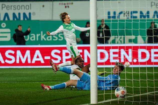 Fast die Fuehrung fuer Fuerth, aber der Treffer von Noel Futkeu 9 (Spvgg Greuther Fuerth) wurde wegen Abseits aberkannt, mit Johannes Schenk 1 (SC Preussen Muenster 06) und Mathias Olesen 8 (Spvgg Greuther Fuerth), SpVgg Greuther Fuerth vs. SC Preussen Muenster, Fussball, Maenner, DFL, 2. Bundesliga, Saison 2025 2026, Sportpark Ronhof Thomas Sommer, 12. Spieltag, 07.11.2025 Fuerth Bayern Deutschland
