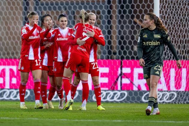 Die Muenchnerinnen - hier Klara Buehl (FC Bayern Muenchen Frauen, 17), Momoko Tanikawa (FC Bayern Muenchen Frauen, 18), Jovana Damnjanovic (FC Bayern Muenchen Frauen, 09) und Giulia Gwinn (FC Bayern Muenchen Frauen, 07) - bejubeln mit Pernille Harder (FC Bayern Muenchen Frauen, 21) deren Tor zum 2:0, Ida Heikkinen (1. FC Union Berlin, 25) rechts ist bedient GER, FC Bayern Muenchen Frauen vs. 1. FC Union Berlin, Fussball, Google Pixel Frauen-Bundesliga, 10. Spieltag, Saison 2025 2026, 07.11.2025. (DFL DFB REGULATIONS PROHIBIT ANY USE OF PHOTOGRAPHS as IMAGE SEQUENCES and or QUASI-VIDEO). GER, FC Bayern Muenchen Frauen vs. 1. FC Union Berlin, Fussball, Google Pixel Frauen-Bundesliga, 10. Spieltag, Saison 2025 2026, 07.11.2025. Muenchen Copyright: xEibner-Pressefoto HeikexFeinerx EP_HFR