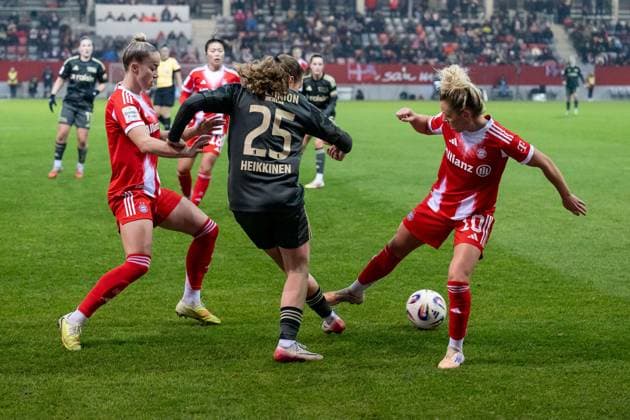 Kampf um den Ball von Giulia Gwinn (FC Bayern Muenchen Frauen, 07) und Linda Dallmann (FC Bayern Muenchen Frauen, 10) mit Ida Heikkinen (1. FC Union Berlin, 25) GER, FC Bayern Muenchen Frauen vs. 1. FC Union Berlin, Fussball, Google Pixel Frauen-Bundesliga, 10. Spieltag, Saison 2025 2026, 07.11.2025. (DFL DFB REGULATIONS PROHIBIT ANY USE OF PHOTOGRAPHS as IMAGE SEQUENCES and or QUASI-VIDEO). GER, FC Bayern Muenchen Frauen vs. 1. FC Union Berlin, Fussball, Google Pixel Frauen-Bundesliga, 10. Spieltag, Saison 2025 2026, 07.11.2025. Muenchen Copyright: xEibner-Pressefoto HeikexFeinerx EP_HFR