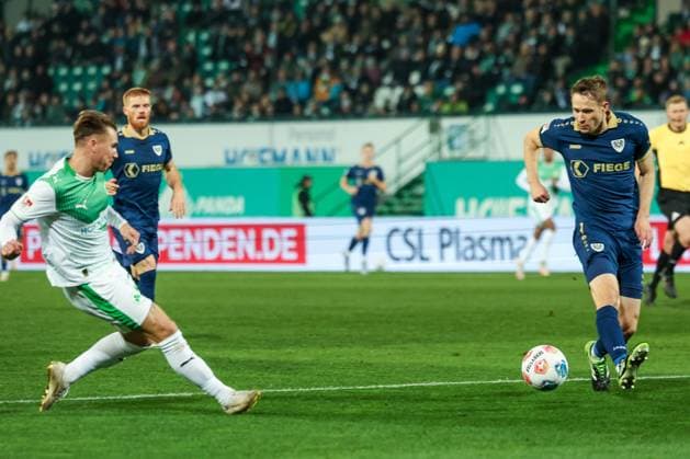 Felix Klaus 30 (Spvgg Greuther Fuerth) mit dem Pass, der zum Treffer fuehrt, aber wegen Abseits aberkannt wird von Referee Schiedsrichter Timo Gansloweit, SpVgg Greuther Fuerth vs. SC Preussen Muenster, Fussball, Maenner, DFL, 2. Bundesliga, Saison 2025 2026, Sportpark Ronhof Thomas Sommer, 12. Spieltag, 07.11.2025 Fuerth Bayern Deutschland