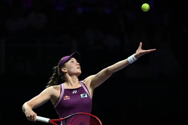 2025 WTA, Tennis Damen Finals RIYADH, SAUDI ARABIA - NOVEMBER 7: Elena Rybakina of Kazakhstan plays against Jessica Pegula (not seen) of the United States in the first semifinal on Day 7 of the 2025 WTA Finals, part of the Hologic WTA Tour, at King Saud University Indoor Arena in Riyadh, Saudi Arabia, on November 7, 2025. Artur Widak Anadolu Riyadh Saudi Arabia. Editorial use only. Please get in touch for any other usage.  Copyright: x2025xAnadoluxArturxWidakx