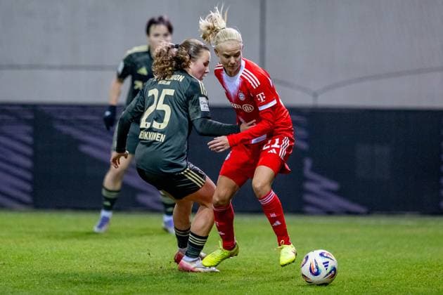 Kampf um den Ball Zweikampf zwischen Ida Heikkinen (1. FC Union Berlin, 25) und Pernille Harder (FC Bayern Muenchen Frauen, 21) GER, FC Bayern Muenchen Frauen vs. 1. FC Union Berlin, Fussball, Google Pixel Frauen-Bundesliga, 10. Spieltag, Saison 2025 2026, 07.11.2025. (DFL DFB REGULATIONS PROHIBIT ANY USE OF PHOTOGRAPHS as IMAGE SEQUENCES and or QUASI-VIDEO). GER, FC Bayern Muenchen Frauen vs. 1. FC Union Berlin, Fussball, Google Pixel Frauen-Bundesliga, 10. Spieltag, Saison 2025 2026, 07.11.2025. Muenchen Copyright: xEibner-Pressefoto HeikexFeinerx EP_HFR