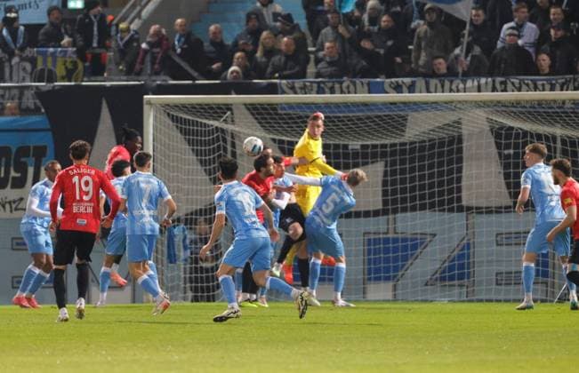 CFC vs VSG Altglienicke 07.11.2025, Chemnitz, eins Stadion- An der Gellertstrasse, Fussball, Regionalliga Nordost, Saison 2025 2026, 15. Spieltag, CFC, CFC vs VSG Altglienicke Gefahr vor dem Chemnitzer Tor Chemnitz Sachsen BRD