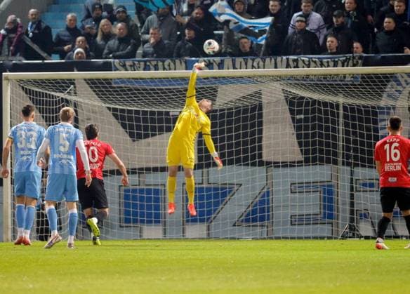 CFC vs VSG Altglienicke 07.11.2025, Chemnitz, eins Stadion- An der Gellertstrasse, Fussball, Regionalliga Nordost, Saison 2025 2026, 15. Spieltag, CFC, CFC vs VSG Altglienicke CFC- Torwart Daniel Adamscyk in Aktion Chemnitz Sachsen BRD