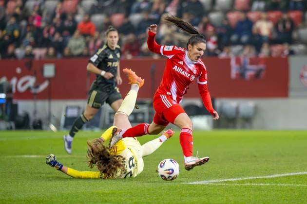 Jovana Damnjanovic 9 (FC Bayern Muenchen Frauen) im Zweikampf mit Nadine Boehi 28 (Union Berlin), FC Bayern Frauen Muenchen - 1. FC Union Berlin, Google Pixel Frauenbundesliga, 10. Spieltag, 07.11.25 DFB regulations prohibit any use of photographs as image sequences and or quasi-video. (kolbert-press) Muenchen Bayern Deutschland