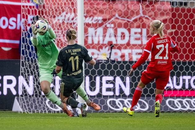 Dina Orschmann (1. FC Union Berlin, 11) verpasst gegen Maria Luisa Grohs (Torfrau, FC Bayern Muenchen Frauen, 01) und Pernille Harder (FC Bayern Muenchen Frauen, 21) GER, FC Bayern Muenchen Frauen vs. 1. FC Union Berlin, Fussball, Google Pixel Frauen-Bundesliga, 10. Spieltag, Saison 2025 2026, 07.11.2025. (DFL DFB REGULATIONS PROHIBIT ANY USE OF PHOTOGRAPHS as IMAGE SEQUENCES and or QUASI-VIDEO). GER, FC Bayern Muenchen Frauen vs. 1. FC Union Berlin, Fussball, Google Pixel Frauen-Bundesliga, 10. Spieltag, Saison 2025 2026, 07.11.2025. Muenchen Copyright: xEibner-Pressefoto HeikexFeinerx EP_HFR