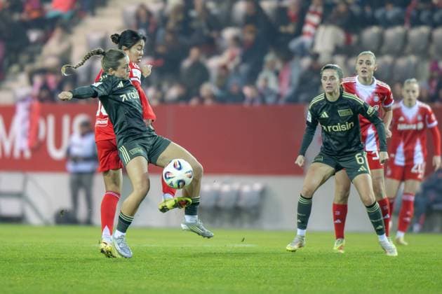 Momoko Tanikawa 18 (FC Bayern Muenchen Frauen) im Zweikampf, FC Bayern Frauen Muenchen - 1. FC Union Berlin, Google Pixel Frauenbundesliga, 10. Spieltag, 07.11.25 DFB regulations prohibit any use of photographs as image sequences and or quasi-video. (kolbert-press) Muenchen Bayern Deutschland