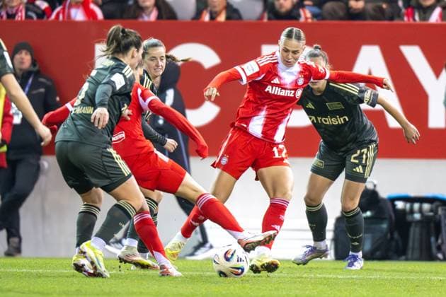 Klara Buehl 17 (FC Bayern Muenchen Frauen) im Zweikampf mit Anna Weiss 21 (Union Berlin), FC Bayern Frauen Muenchen - 1. FC Union Berlin, Google Pixel Frauenbundesliga, 10. Spieltag, 07.11.25 DFB regulations prohibit any use of photographs as image sequences and or quasi-video. (kolbert-press) Muenchen Bayern Deutschland