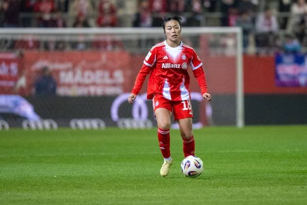 Momoko Tanikawa 18 (FC Bayern Muenchen Frauen), FC Bayern Frauen Muenchen - 1. FC Union Berlin, Google Pixel Frauenbundesliga, 10. Spieltag, 07.11.25 DFB regulations prohibit any use of photographs as image sequences and or quasi-video. (kolbert-press) Muenchen Bayern Deutschland