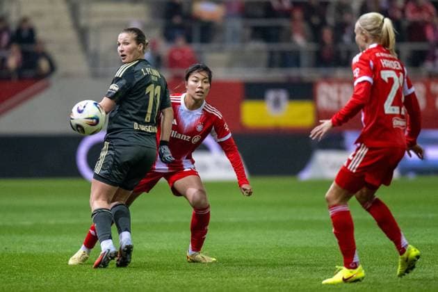Momoko Tanikawa 18 (FC Bayern Muenchen Frauen) im Zweikampf mit Dina Orschmann 11 (Union Berlin), FC Bayern Frauen Muenchen - 1. FC Union Berlin, Google Pixel Frauenbundesliga, 10. Spieltag, 07.11.25 DFB regulations prohibit any use of photographs as image sequences and or quasi-video. (kolbert-press) Muenchen Bayern Deutschland
