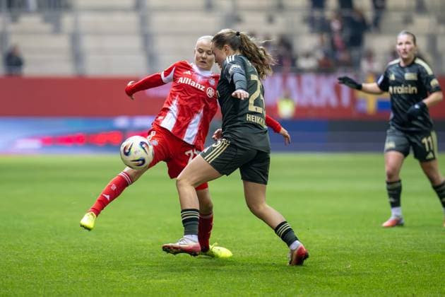 Pernille Harder 21 (FC Bayern Muenchen Frauen) im Zweikampf mit Ida Heikkinen 25 (Union Berlin), FC Bayern Frauen Muenchen - 1. FC Union Berlin, Google Pixel Frauenbundesliga, 10. Spieltag, 07.11.25 DFB regulations prohibit any use of photographs as image sequences and or quasi-video. (kolbert-press) Muenchen Bayern Deutschland