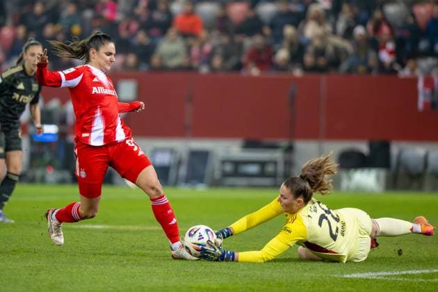 Jovana Damnjanovic 9 (FC Bayern Muenchen Frauen) im Zweikampf mit Nadine Boehi 28 (Union Berlin), FC Bayern Frauen Muenchen - 1. FC Union Berlin, Google Pixel Frauenbundesliga, 10. Spieltag, 07.11.25 DFB regulations prohibit any use of photographs as image sequences and or quasi-video. (kolbert-press) Muenchen Bayern Deutschland