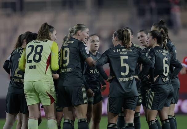 Berlins Versuch der Schdensbegrenzung nach Gegentreffer zum 3:0. Frauenfussball: Muenchen - Berlin. Frauen - Fußball - Bundesliga, FC Bayern München - 1. FC Union Berlin, 10.Spieltag, Saison 2025-2026, am 7.11.2025 in Muenchen, F C B A Y E R N C A M P U S, Deutschland. Quelle Copyright Credit : Oryk HAIST