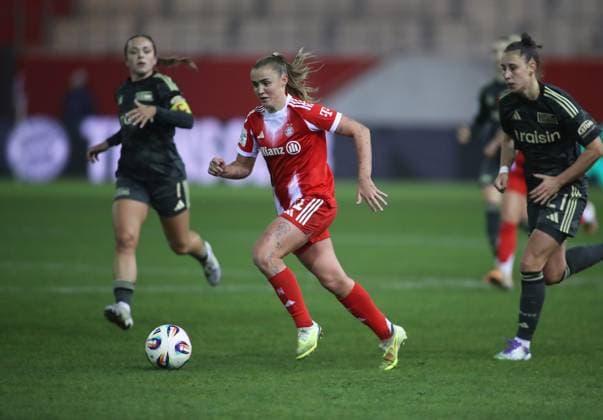 Fussball, Frauen, Google Pixel Frauen Bundesliga, 10.Spieltag, Saison 2025 2026, FC Bayern München - 1.FC Union Berlin, Campus Georgia Stanway (FC Bayern München) mit Ball im Angriff