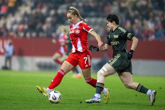 Giulia Gwinn 7 (FC Bayern Muenchen Frauen) im Zweikampf mit Tomke Schneider 2 (Union Berlin), FC Bayern Frauen Muenchen - 1. FC Union Berlin, Google Pixel Frauenbundesliga, 10. Spieltag, 07.11.25 DFB regulations prohibit any use of photographs as image sequences and or quasi-video. (kolbert-press) Muenchen Bayern Deutschland