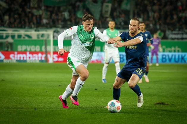 Lukas Reich 2 (Spvgg Greuther Fuerth), links, im Duell mit Jorrit Hendrix 20 (SC Preussen Muenster 06), SpVgg Greuther Fuerth vs. SC Preussen Muenster, Fussball, Maenner, DFL, 2. Bundesliga, Saison 2025 2026, Sportpark Ronhof Thomas Sommer, 12. Spieltag, 07.11.2025 Fuerth Bayern Deutschland
