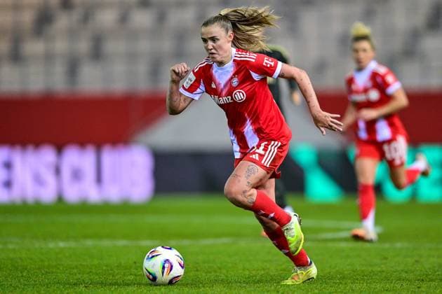 Georgia STANWAY (FC Bayern Muenchen, FCB, 31) am Ball, 07.11.2025, München (Deutschland), Fussball, Google Pixel Frauen-Bundesliga, FC Bayern München - 1. FC Union Berlin, DFB DFL REGULATIONS PROHIBIT ANY USE OF PHOTOGRAPHS AS IMAGE SEQUENCES AND OR QUASI-VIDEO.