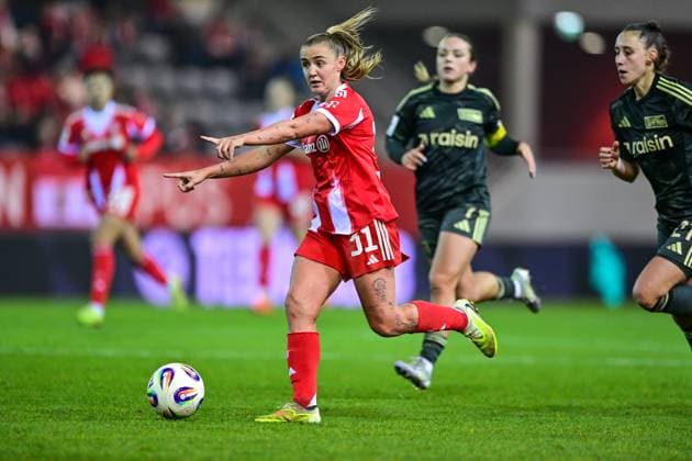 Georgia STANWAY (FC Bayern Muenchen, FCB, 31) gbestikulierend am Ballm zeigt ihrer Mitspielerin den Laufweg an, 07.11.2025, München (Deutschland), Fussball, Google Pixel Frauen-Bundesliga, FC Bayern München - 1. FC Union Berlin, DFB DFL REGULATIONS PROHIBIT ANY USE OF PHOTOGRAPHS AS IMAGE SEQUENCES AND OR QUASI-VIDEO.
