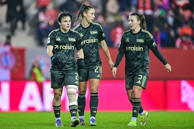 v.li.: Tomke Schneider (Union Berlin, 2) Anna Weiss (Union Berlin, 21) Katja Orschmann (Union Berlin, 5) enttaeuscht schauend, Enttaeuschung, Frustration, disappointed, pessimistisch, 07.11.2025, München (Deutschland), Fussball, Google Pixel Frauen-Bundesliga, FC Bayern München - 1. FC Union Berlin, DFB DFL REGULATIONS PROHIBIT ANY USE OF PHOTOGRAPHS AS IMAGE SEQUENCES AND OR QUASI-VIDEO.