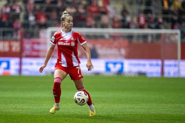 Giulia Gwinn 7 (FC Bayern Muenchen Frauen), FC Bayern Frauen Muenchen - 1. FC Union Berlin, Google Pixel Frauenbundesliga, 10. Spieltag, 07.11.25 DFB regulations prohibit any use of photographs as image sequences and or quasi-video. (kolbert-press) Muenchen Bayern Deutschland