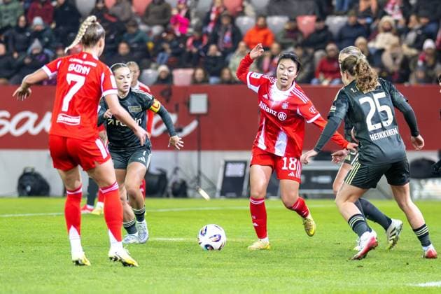 Momoko Tanikawa 18 (FC Bayern Muenchen Frauen) im Zweikampf mit Ida Heikkinen 25 (Union Berlin), FC Bayern Frauen Muenchen - 1. FC Union Berlin, Google Pixel Frauenbundesliga, 10. Spieltag, 07.11.25 DFB regulations prohibit any use of photographs as image sequences and or quasi-video. (kolbert-press) Muenchen Bayern Deutschland