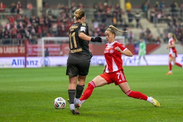 Giulia Gwinn 7 (FC Bayern Muenchen Frauen) im Zweikampf mit Dina Orschmann 11 (Union Berlin), FC Bayern Frauen Muenchen - 1. FC Union Berlin, Google Pixel Frauenbundesliga, 10. Spieltag, 07.11.25 DFB regulations prohibit any use of photographs as image sequences and or quasi-video. (kolbert-press) Muenchen Bayern Deutschland