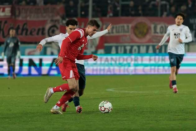 George Didoss (Babelsberg, 17), Fabrice Hartmann (HFC, 11), Hallescher FC vs. SV Babelsberg 03, Fussball, RL Nordost, 15. Spieltag, Saison 2025 26, 07.11.2025 Halle Leuna Chemie Stadion ST Deutschland