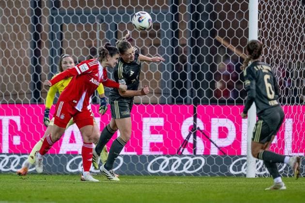 Kampf um den Ball Zweikampf zwischen Lena Oberdorf (FC Bayern Muenchen Frauen, 08) und Samantha Steuerwald (1. FC Union Berlin, 19) GER, FC Bayern Muenchen Frauen vs. 1. FC Union Berlin, Fussball, Google Pixel Frauen-Bundesliga, 10. Spieltag, Saison 2025 2026, 07.11.2025. (DFL DFB REGULATIONS PROHIBIT ANY USE OF PHOTOGRAPHS as IMAGE SEQUENCES and or QUASI-VIDEO). GER, FC Bayern Muenchen Frauen vs. 1. FC Union Berlin, Fussball, Google Pixel Frauen-Bundesliga, 10. Spieltag, Saison 2025 2026, 07.11.2025. Muenchen Copyright: xEibner-Pressefoto HeikexFeinerx EP_HFR