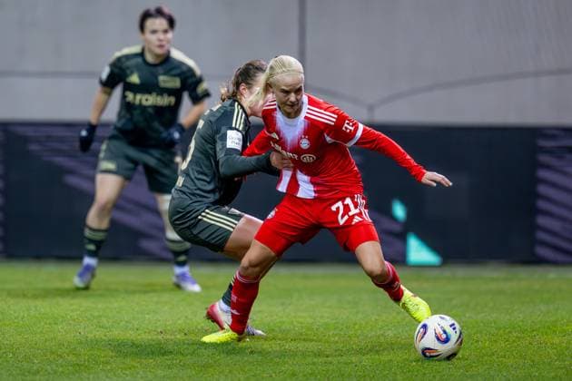 Kampf um den Ball Zweikampf zwischen Pernille Harder (FC Bayern Muenchen Frauen, 21) und Ida Heikkinen (1. FC Union Berlin, 25) GER, FC Bayern Muenchen Frauen vs. 1. FC Union Berlin, Fussball, Google Pixel Frauen-Bundesliga, 10. Spieltag, Saison 2025 2026, 07.11.2025. (DFL DFB REGULATIONS PROHIBIT ANY USE OF PHOTOGRAPHS as IMAGE SEQUENCES and or QUASI-VIDEO). GER, FC Bayern Muenchen Frauen vs. 1. FC Union Berlin, Fussball, Google Pixel Frauen-Bundesliga, 10. Spieltag, Saison 2025 2026, 07.11.2025. Muenchen Copyright: xEibner-Pressefoto HeikexFeinerx EP_HFR