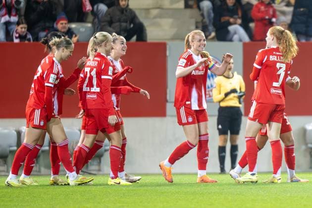 Torjubel zum 4:0 FC Bayern Frauen, Giulia Gwinn 7 (FC Bayern Muenchen Frauen), FC Bayern Frauen Muenchen - 1. FC Union Berlin, Google Pixel Frauenbundesliga, 10. Spieltag, 07.11.25 DFB regulations prohibit any use of photographs as image sequences and or quasi-video. (kolbert-press) Muenchen Bayern Deutschland