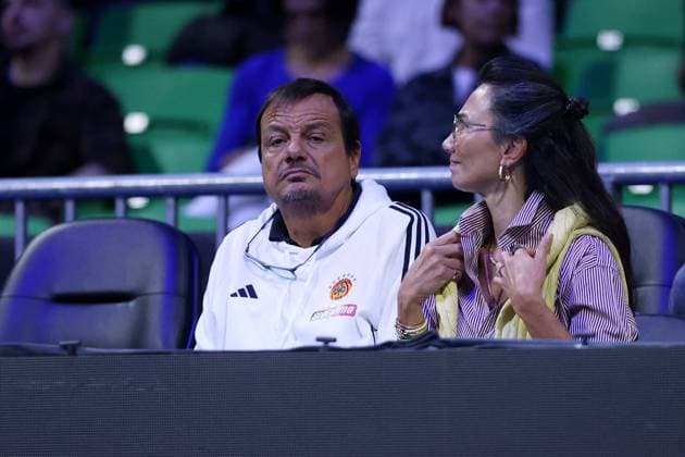 Novak Djokovic vs Yannick Hanfmann - ATP, Tennis Herren 250 tournament ATHENS, GREECE - NOVEMBER 7: Panathinaikos head coach Ergin Ataman watches the Hellenic Championship ATP 250 semifinal tennis match between Novak Djokovic of Serbia and Yannick Hanfmann of Germany at OAKA Olympic Athletic Center in Athens, Greece, on November 7, 2025. Costas Baltas Anadolu Athens Greece. Editorial use only. Please get in touch for any other usage.  Copyright: x2025xAnadoluxCostasxBaltasx