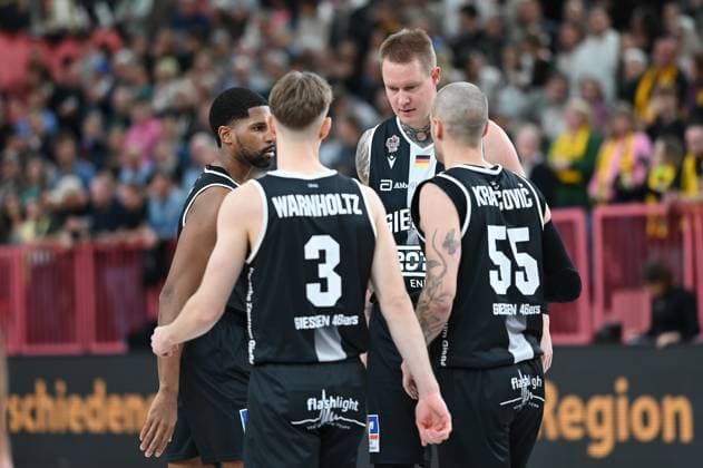 Robin Benzing (Giessen 46ers, 12), Aiden Warnholtz (Giessen 46ers, 03), Simon Krajcovic (Giessen 46ers, 55) GER, Tigers Tuebingen vs. Giessen 46ers, Basketball, Herren, Pro A, 2. Barmer Basketball Bundesliga, Saison 2025 2026, 07.11.2025 GER, Tigers Tuebingen vs. Giessen 46ers, Basketball, Herren, Pro A, 2. Barmer Basketball Bundesliga, Saison 2025 2026, 07.11.2025 Tuebingen Copyright: xEibner-Pressefoto NicolasxWoernx EP_NWN