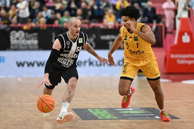 Simon Krajcovic (Giessen 46ers, 55) gegen Silas Oriane (Tigers Tuebingen, 07) GER, Tigers Tuebingen vs. Giessen 46ers, Basketball, Herren, Pro A, 2. Barmer Basketball Bundesliga, Saison 2025 2026, 07.11.2025 GER, Tigers Tuebingen vs. Giessen 46ers, Basketball, Herren, Pro A, 2. Barmer Basketball Bundesliga, Saison 2025 2026, 07.11.2025 Tuebingen Copyright: xEibner-Pressefoto NicolasxWoernx EP_NWN