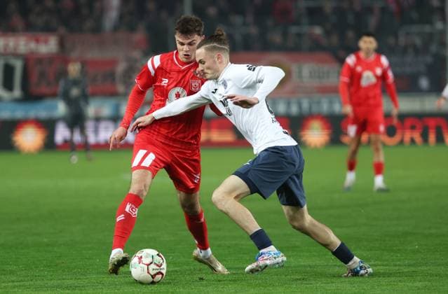 071125 Halle Saale Fußball Hallescher FC Halle HFC Regionalliga Nordost 4. Liga Männer Saison 2025 2026 15.Spieltag HFC- SV Babelsberg Fabrice Hartmann (Hallescher FC) Niklas Kastenhofer ( SV Babelsberg)