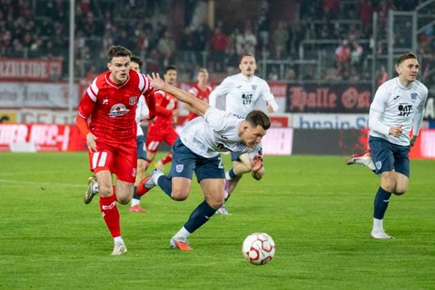 Regionalliga Nordost -Saison 25 26 Hallescher FC vs. SV Babelsberg 03 Halle, Deutschland 07.Novermber 2025: Im Bild:Fabrice Hartmann (Halle) und Gordon Büch Buech (Babelsberg) Halle Saale Leuna Chemie Stadion Sachsen-Anhalt Deutschland