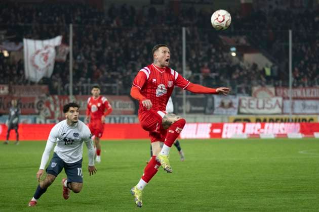 Regionalliga Nordost -Saison 25 26 Hallescher FC vs. SV Babelsberg 03 Halle, Deutschland 07.Novermber 2025: Im Bild:v.li.George Didoss (Babelsberg) und Jan Löhmannsröben Loehmannsroeben (Halle) Halle Saale Leuna Chemie Stadion Sachsen-Anhalt Deutschland