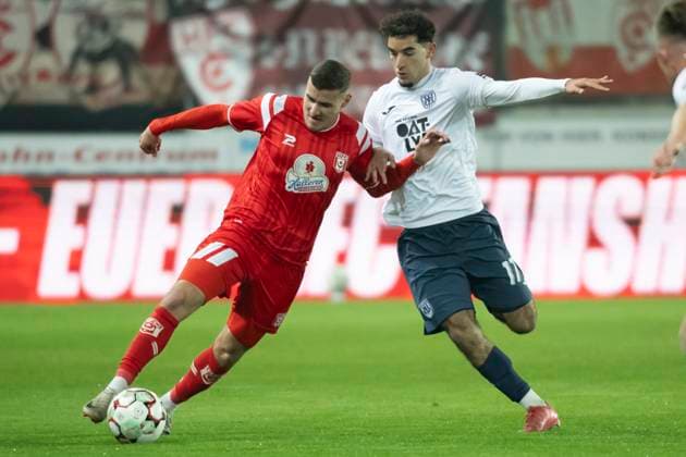 Regionalliga Nordost -Saison 25 26 Hallescher FC vs. SV Babelsberg 03 Halle, Deutschland 07.Novermber 2025: Im Bild:v. li. im Zweikampf Fabrice Hartmann (Halle) und George Didoss (Babelsberg) Halle Saale Leuna Chemie Stadion Sachsen-Anhalt Deutschland