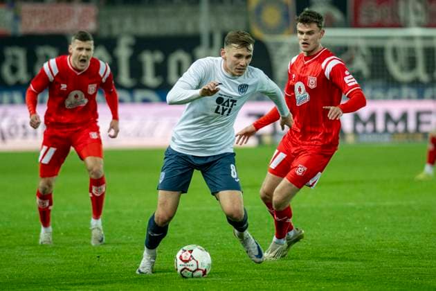Regionalliga Nordost -Saison 25 26 Hallescher FC vs. SV Babelsberg 03 Halle, Deutschland 07.Novermber 2025: Im Bild:v.li.Nils Schätzle Schaetsle (Babelsberg) und Fabrice Hartmann (Halle) Halle Saale Leuna Chemie Stadion Sachsen-Anhalt Deutschland