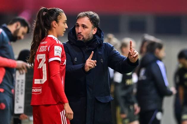 Trainer Jose BARCALA (Coach, Headcoach, FC Bayern Muenchen, FCB) gibt Natalia PADILLA-BIDAS (FC Bayern Muenchen, FCB, 23) vor ihrer Einwechslung Anweisungen, gibt Anweisungen, gestikuliert, mit den Armen gestikulieren, gives instructions, gesticulate, 07.11.2025, München (Deutschland), Fussball, Google Pixel Frauen-Bundesliga, FC Bayern München - 1. FC Union Berlin, DFB DFL REGULATIONS PROHIBIT ANY USE OF PHOTOGRAPHS AS IMAGE SEQUENCES AND OR QUASI-VIDEO.