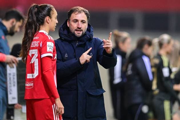 Trainer Jose BARCALA (Coach, Headcoach, FC Bayern Muenchen, FCB) gibt Natalia PADILLA-BIDAS (FC Bayern Muenchen, FCB, 23) vor ihrer Einwechslung Anweisungen, gibt Anweisungen, gestikuliert, mit den Armen gestikulieren, gives instructions, gesticulate, 07.11.2025, München (Deutschland), Fussball, Google Pixel Frauen-Bundesliga, FC Bayern München - 1. FC Union Berlin, DFB DFL REGULATIONS PROHIBIT ANY USE OF PHOTOGRAPHS AS IMAGE SEQUENCES AND OR QUASI-VIDEO.