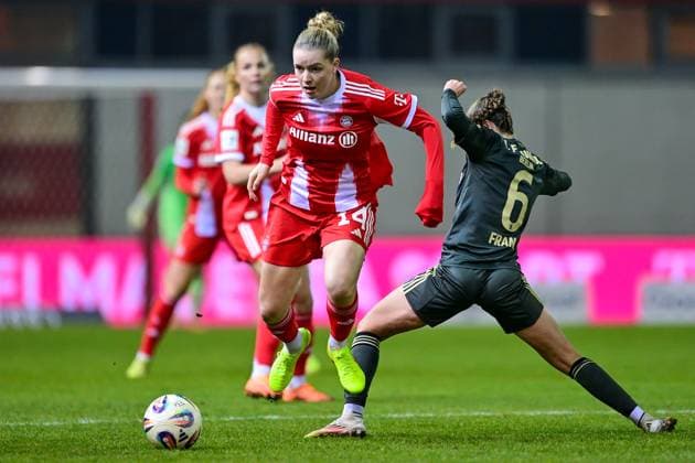 v.li.: Alara SEHITLER (FC Bayern Muenchen, FCB, 14) Celine Frank (Union Berlin, 6) im Zweikampf, Duell, duel, tackle, Dynamik, Action, Aktion, 07.11.2025, München (Deutschland), Fussball, Google Pixel Frauen-Bundesliga, FC Bayern München - 1. FC Union Berlin, DFB DFL REGULATIONS PROHIBIT ANY USE OF PHOTOGRAPHS AS IMAGE SEQUENCES AND OR QUASI-VIDEO.