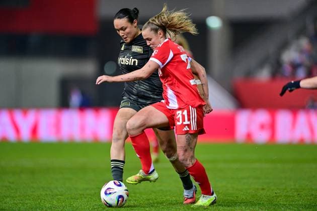 v.li.: Alma Aagaard (Union Berlin, 15) Georgia STANWAY (FC Bayern Muenchen, FCB, 31) im Zweikampf, Duell, duel, tackle, Dynamik, Action, Aktion, 07.11.2025, München (Deutschland), Fussball, Google Pixel Frauen-Bundesliga, FC Bayern München - 1. FC Union Berlin, DFB DFL REGULATIONS PROHIBIT ANY USE OF PHOTOGRAPHS AS IMAGE SEQUENCES AND OR QUASI-VIDEO.
