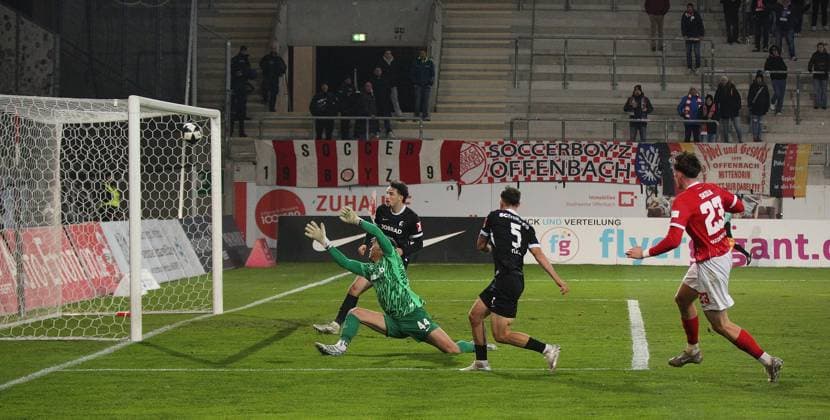07.11.2025 xmgoodx Offenbach am Main, Sparda-Bank-Hessen Stadion - Stadion Bieberer Berg Regionalliga Saison 2025 2026 Kickers Offenbach (OFC) - FC Freiburg II Tor zum 1:0 durch Kilian Skolik (23,OFC), Torwart Klian Katz (Freiburg) geschlagen